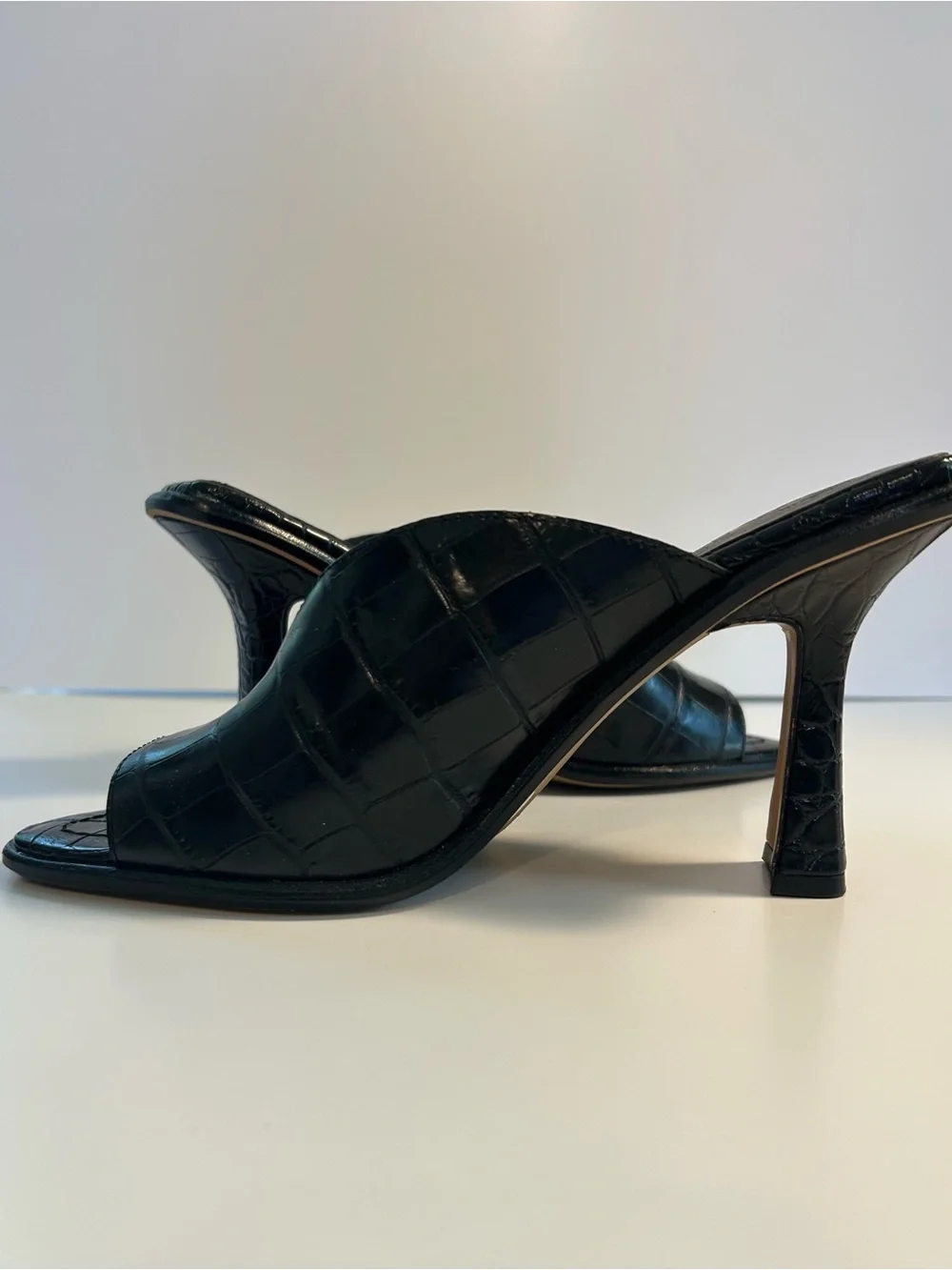 Vince Camuto Mershid Black Glazed Crocodile Pattern Sandals Size 8 EUC